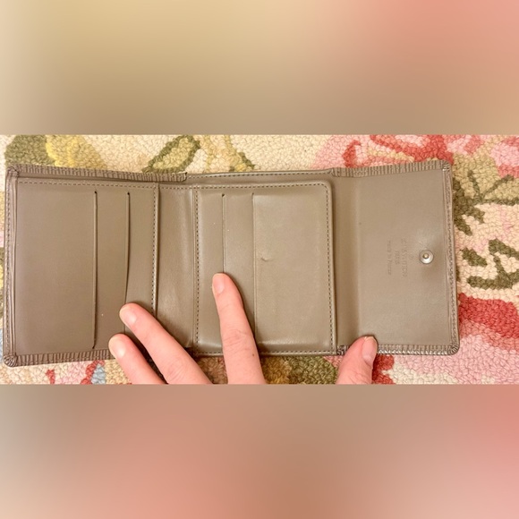 Unisex LOUIS VUITTON Vintage Epi-Leather Elise Tri-Fold Compact Wallet - Taupe - Picture 11 of 16